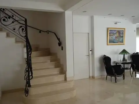 Casa 7 ambientes con 6 baños