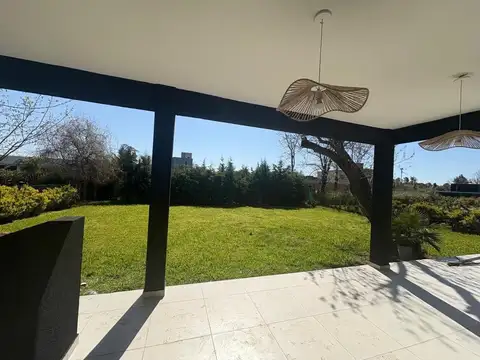 En venta casa 5 ambientes en Prados del Oeste