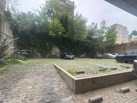 Cochera descubierta muy buena disposición y movilidad en Villa Crespo