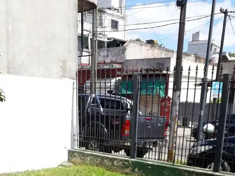 P.H. al frente de dos ambientes con Jardin y patio