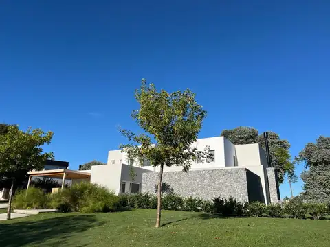 Casa en venta con vista al golf en La Berlina - URDAPILLETA PROPIEDADES