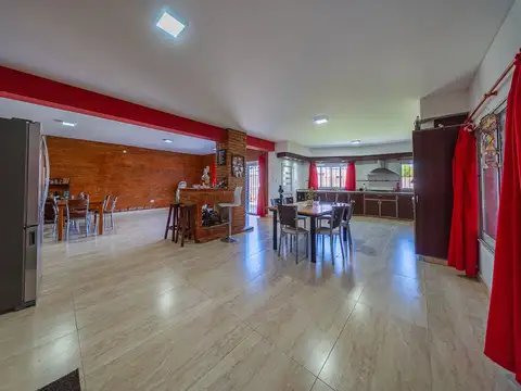 CASA EN VENTA IBARLUCEA 3 DORMITORIOS Y COCHERA