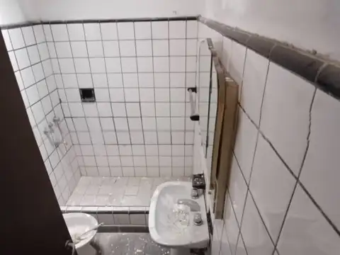 Casa 6 ambientes con 2 baños