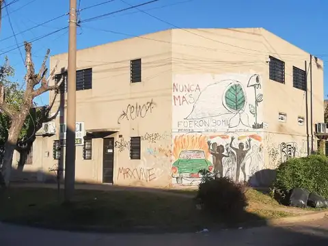 Pte, Peron al 4300 PROPIEDAD CON ZONIFICACION INDUSTRIAL CASTELAR 180 METROS