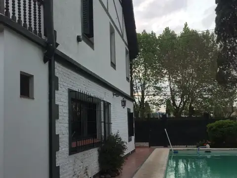 Agustín Álvarez e/ Madero y Segurola