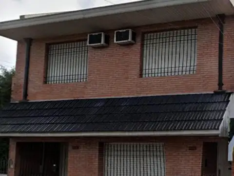 PH en Lanús con patio y terraza.