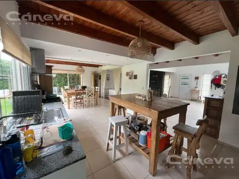 Casa 4 ambientes con 2 baños