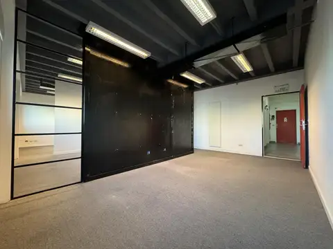 Venta con renta: Oficina 3 ambientes con cochera - Edificio corporativo - super luminosa