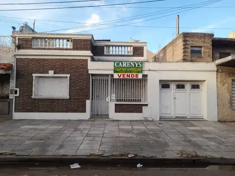 HERMOSA CASA 2 AMB. CON AMPLIO GARAJE 
