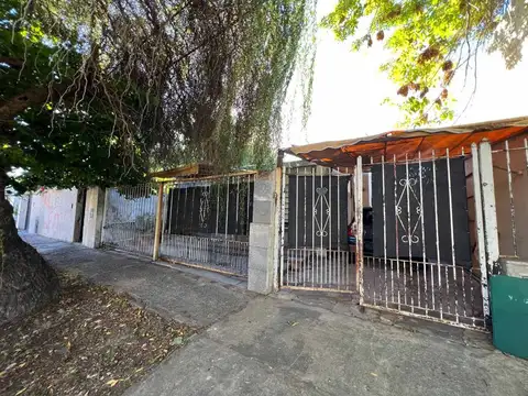 Casa 3 ambientes en Venta en La Plata con patio