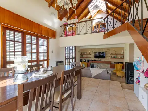 Casa en Venta con 2 cocheras