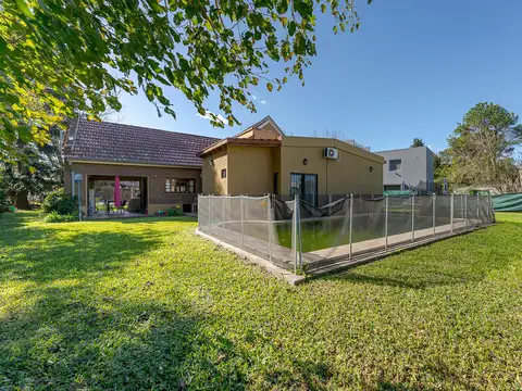 VENTA CASA DE 3 DORMITORIOS EN EL CENTRO DE FUNES CON PILETA Y PARQUE