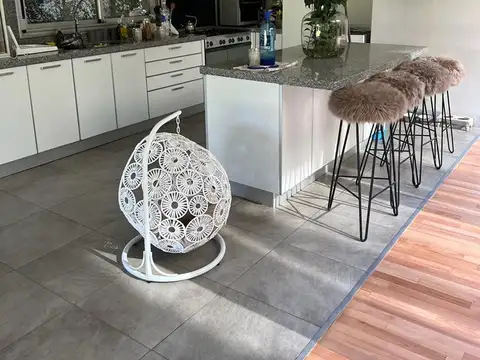 Casa 6 ambientes con 5 baños