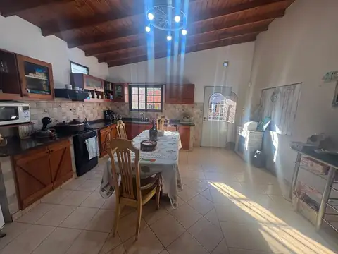 Casa 4 ambientes con 2 baños