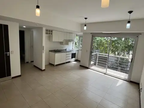Departamento 2 ambientes con balcón al frente en alquiler - Bernal
