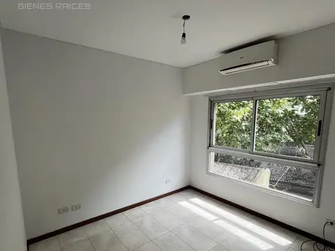 Departamento 2 ambientes con balcón al frente en alquiler - Bernal