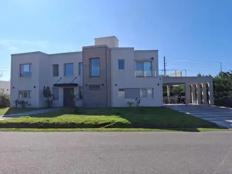 MODERNA CASA EN VENTA BARRIO LOS TRONCOS