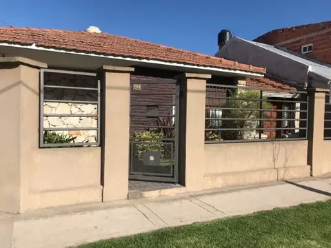 VENTA casa Caisamar Mar del Plata 3 ambientes c/ garaje y quincho
