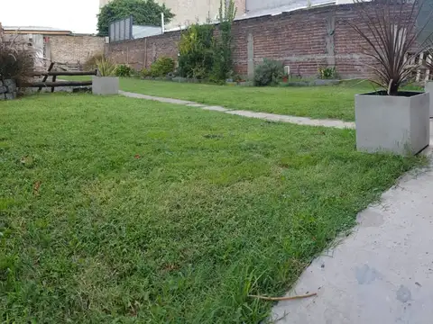 VENTA EN BLOCK: AMPLIO LOCAL, GARAJE Y FONDO EN PB + PISO 4 AMBIENTES EN 1er PISO. EXCELENTE ESTADO.