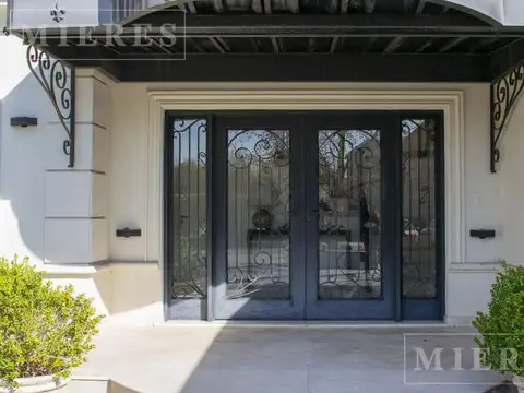 Elegante casa en venta estilo frances en La Lomada