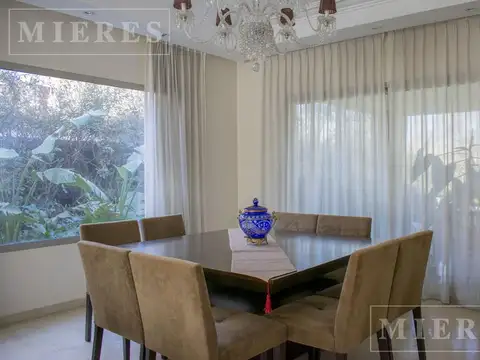 Elegante casa en venta estilo frances en La Lomada