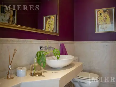 Elegante casa en venta estilo frances en La Lomada