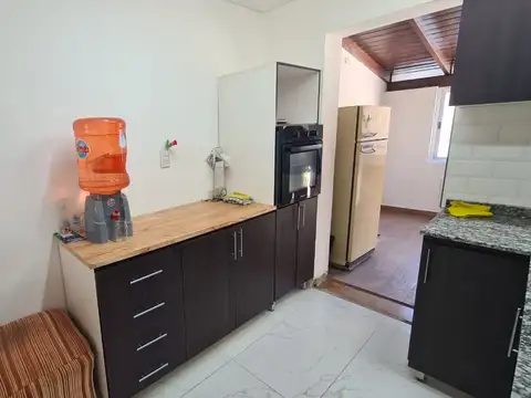 EN VENTA CHALET DE 7 X 25 EN CIUDAD JARDIN HECHO TODO A NUEVO; AMPLIA COCHERA - FICHA 8248