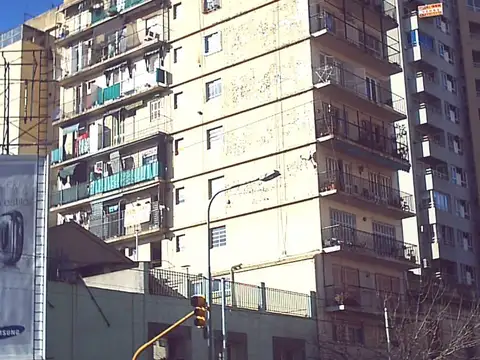 2 ambientes laterales, luminoso.