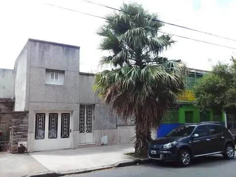 Casa, 2 plantas, 8,66 m2 de frente x 38,22 m2 de fondo. Jardín y cochera cerrada. A refaccionar.