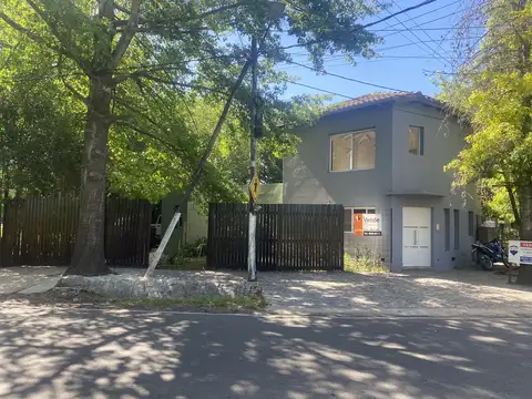 Casa  o 2 Departamentos- ¡Excelente ubicación en Robles del Monarca, 1 cuac R8! Oportunidad de inversión