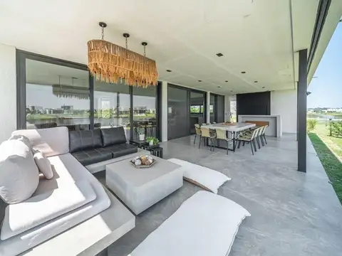 Casa 4 ambientes con 2 baños