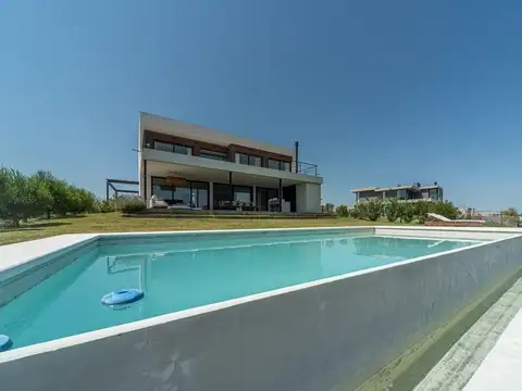 Venta Casa con Vista Abierta a la Laguna y Pileta – El Naudir, Escobar