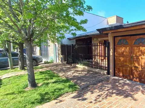 Casa en Venta con 2 cocheras