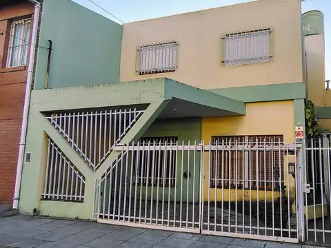 Casa en Lote Propio 8.66 x 22 Planta Baja Cochera Patio y Terraza