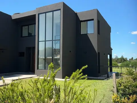 VENTA DE CASA AL GOLF HARAS SANTA MARIA EL TREBOL