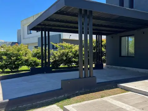 Casa en Venta con 4 cocheras