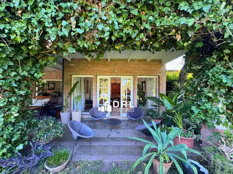 Casa 8 ambientes con 4 baños