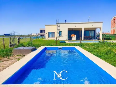 Casa 4 ambientes con 2 baños