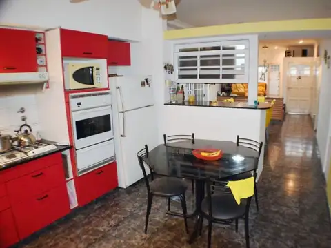 Casa 4 ambientes con 2 baños