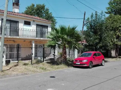 Casa de 3 dormitorios con jardin y parrillero. En Fisherton.