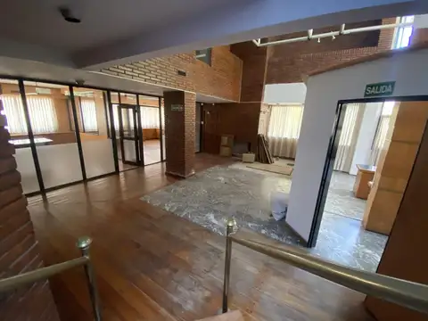 Oficina 8 ambientes con 3 baños