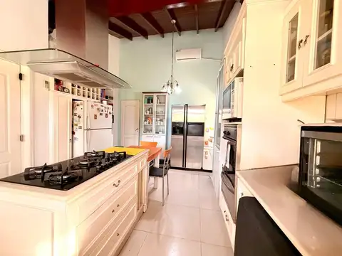 Venta casa quinta en La Reja. 5 ambientes con parque, piscina, garage y parrilla.