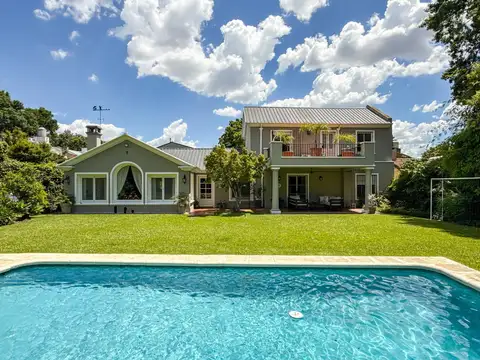 Beccar, muy linda casa en venta desarrolllada casi toda en Planta Baja con gran jardín