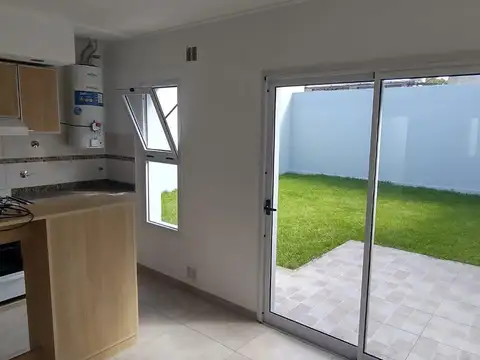 Casa de 2 Dormitorios con Cochera y Patio