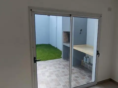 Casa de 2 Dormitorios con Cochera y Patio