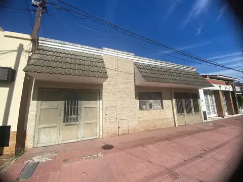 Casa al frente c cochera doble a reciclar en Alberdi Rio