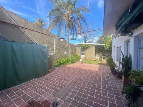 Casa 8 ambientes con 2 baños