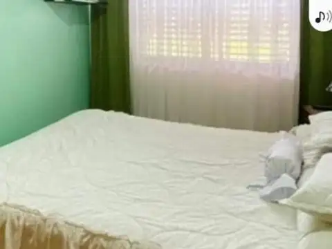 Casa tipo duplex, barrio Naon, frente Gral. Paz.