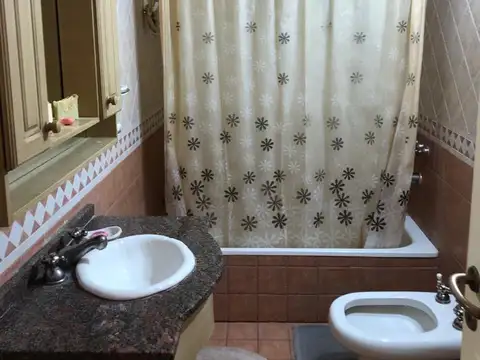 CASA  CON PISCINA 4 DORMITORIOS