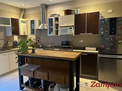 Venta Casa 3 dormitorios, 4 baños. Quincho cerrado. Terraza. Vte. López, Munro. Excelente ubicación